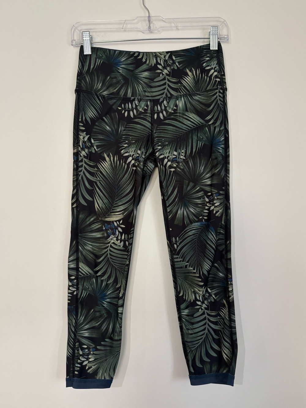Peach High-Rise Tropical Leaf Leggings in Green/Black Capris